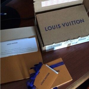 Lv stud earrings gold